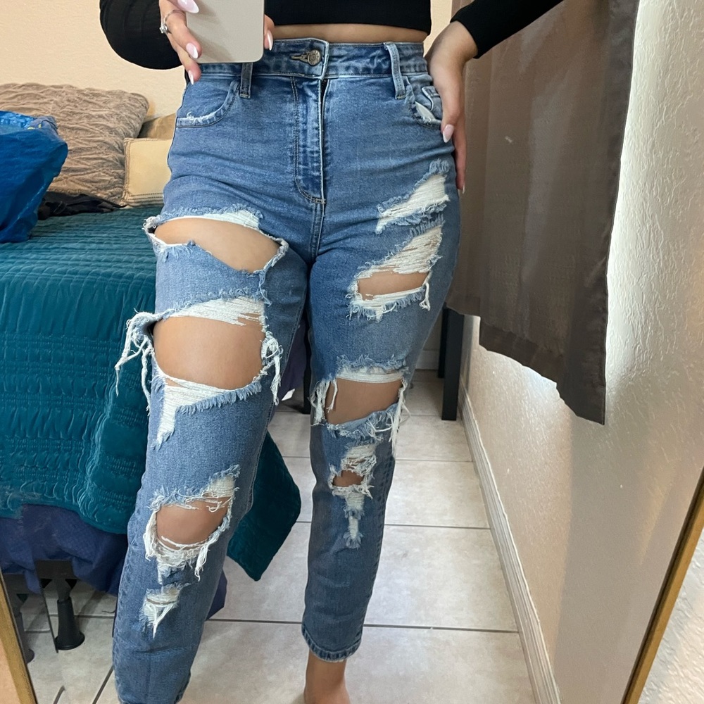 Ripped ankle length jean. Used. Size6-7